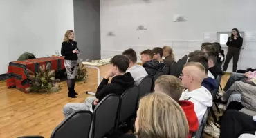 Uczniowie ZSCKR w Zduńskiej Dąbrowie spotkali się z doradcą zawodowym (foto)