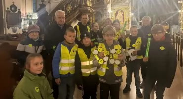 Uczniowie z Popowa zadbali o bezpieczeństwo seniorów wracających z nabożeństw (foto)