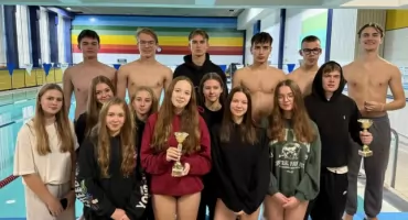 Podwójne zwycięstwo II LO w Finale Powiatowym Licealiady Szkolnej w pływaniu drużynowym (foto)