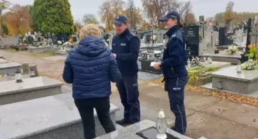 Dzielnicowi z Łowicza na cmentarzach. Apelują do seniorów (foto)