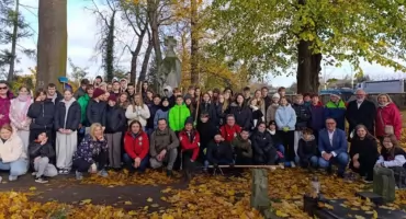 Pamiętają o zapomnianych. Młodzież sprzątała Cmentarz Ewangelicko-Augsburski w Łowiczu (foto)