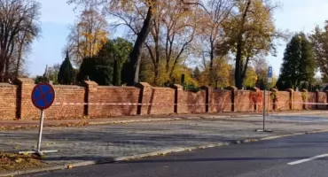 Parkingi przy łowickich cmentarzach zamknięte. ZUM tłumaczy decyzję (foto)