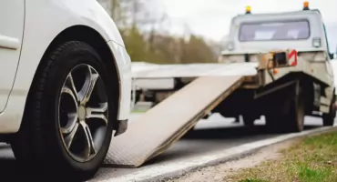 Łowiccy radni ustalili stawki za usunięcie i przechowywanie pojazdów