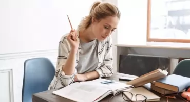 Szukasz stabilnej kariery w sektorze publicznym? Studia niestacjonarne z administracji dają wiele możliwości!