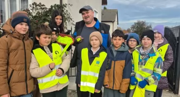 Odblaski dla seniorów. Uczniowie z Bednar przypominają o bezpieczeństwie pieszych (foto)