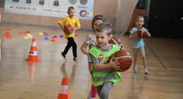 Sportowe zmagania przedszkolaków w hali OSiR w Łowiczu (foto,film)