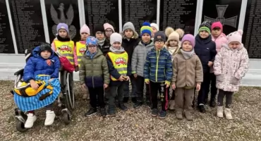 Przedszkolaki z Jasia i Małgosi na cmentarzu wojskowym (foto)