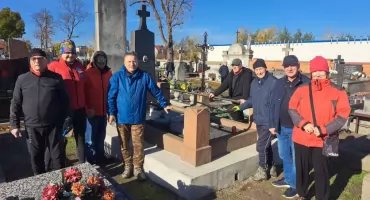 Członkowie KTK „Szprycha” porządkowali nagrobki na cmentarzu Emaus (foto)
