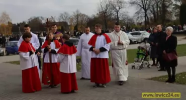 Wszystkich Świętych w Łowiczu. Msza święta na cmentarzu katedralnym (foto)