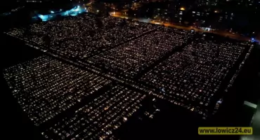 Tylko raz w roku tak jaśnieje… Nocne oblicze Emaus sfotografowane z drona (foto, film)