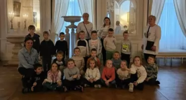 Przedszkolaki na wycieczce do Pałacu w Nieborowie (foto)