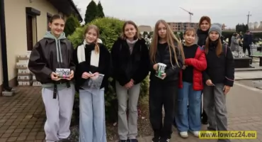 Kolejny rok z rzędu uczniowie Dwójki kwestują na Cmentarzu Emaus (foto) 