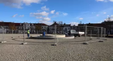 Fontanna na Nowym Rynku w Łowiczu nieczynna. Kiedy zostanie włączona? (foto)