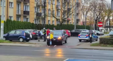 Niegroźna kolizja w Łowiczu. Policja zakończyła sprawę pouczeniem