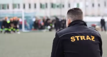 Sarna uwięziona w ogrodzeniu. Na pomoc ruszyli strażacy