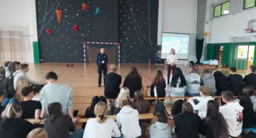 Policjanci zachęcali młodzież z Ekonomika do wstąpienia w swoje szeregi (foto)