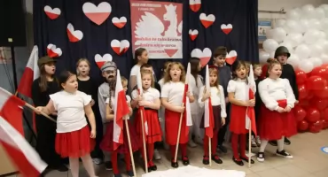 Łowicz. Wieczór pieśni patriotycznych w Pijarskich Szkołach Królowej Pokoju (foto, film)