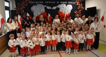 Przedszkolaki z Kiernozi uczciły 107. rocznicę odzyskania niepodległości (foto,film)
