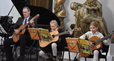 Uczniowie Centrum Edukacji Muzycznej dali koncert w Muzeum w Łowiczu (foto, film)