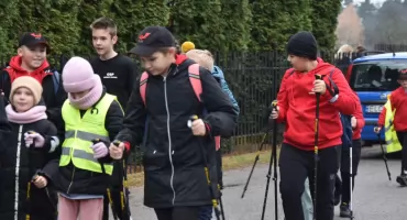 Z kijkami dla Niepodległej. Uczniowie z Bednar na patriotycznym szlaku (foto,film)
