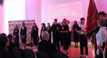 Wierszem i pieśnią o wolności. Obchody 107. rocznicy odzyskania niepodległości w Zduńskiej Dąbrowie (foto)