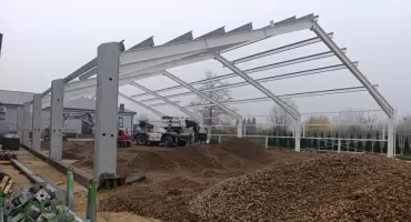 Konstrukcja kompleksu sportowo-artystycznego przy MOS w Kiernozi już widoczna