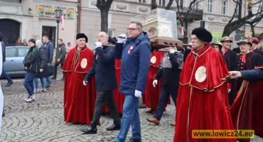 Procesja z relikwiami św. Wiktorii przeszła ulicami Łowicza (foto, film)