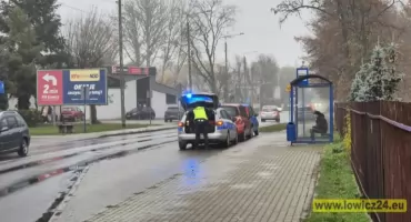 Kolizja na rondzie przy SP nr 2 w Łowiczu (foto)