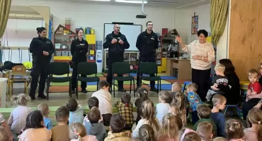 Łowicz. Mundurowi z policyjnym psem Neo odwiedzili przedszkolaków (foto)