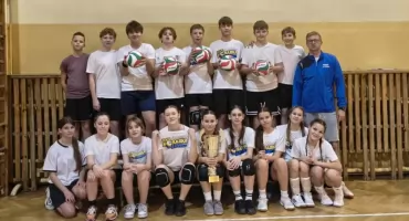 Pierwszy Nocny turniej piłki siatkowej w SP nr 3 w Łowiczu (foto)