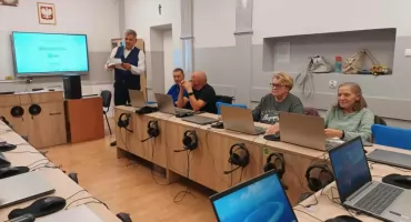 „Senior młody duchem”. Kolejna edycja zajęć komputerowych dla łowickich seniorów (foto)