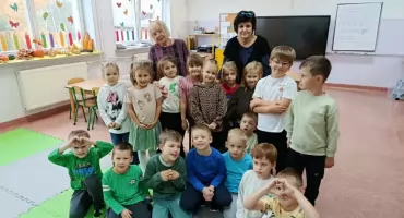 Bajki, uśmiechy i przytulasy. Trzecie spotkanie pokoleń w szkole w Popowie (foto)