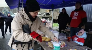 Motoryzacja z misją. Rekordowa zbiórka dla Adasia i Kubusia w Muzeum Posterunku 77