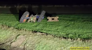 Niebezpiecznie pod Łowiczem! Audi wbiło się w tył ciągnika! (foto)