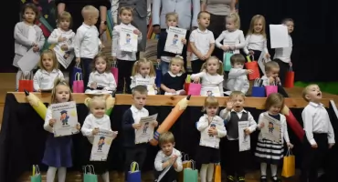 Uroczyste pasowanie w Popowie. Biedronki oficjalnie dołączyły do grona przedszkolaków (foto,film)