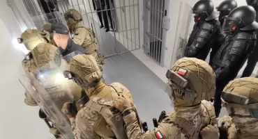 Wszystkie służby postawione w stan gotowości! Co wydarzyło się za murami Zakładu Karnego? (foto)