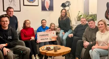 Radni z Łączy nas Łowicz znów pomagają. Tym razem środki trafiły do 8-letniej Zuzi (foto)