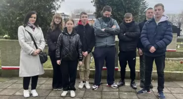 Uczniowie ZST w Łowiczu oddali hołd bohaterom 10 Pułku Piechoty (foto)