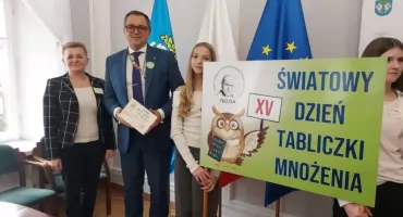 Łowicka „Trójka” świętowała Światowy Dzień Tabliczki Mnożenia. Egzaminowali nawet burmistrza! (foto)
