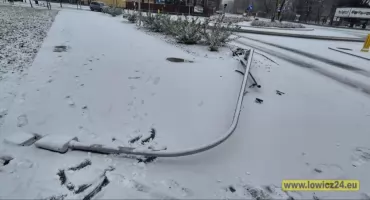 Tajemnicza kolizja na rondzie. Uszkodzona latarnia, a sprawcy brak! (foto)