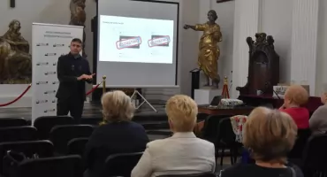 Seniorzy z Łowicza uczą się, jak bezpiecznie korzystać z technologii (foto)
