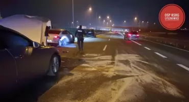 Niebezpieczne zakończenie weekendu na A2. Trzy auta zderzyły się pod Łowiczem!