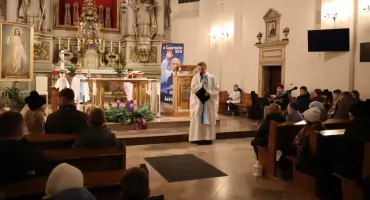 Łowicz. Roraty w kościele pijarskim. Porządek Mszy świętych roratnich w łowickich kościołach (foto)