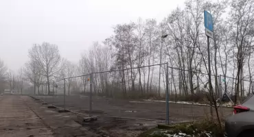 Parking przy pływalni wygrodzony. Ruszają przygotowania pod budowę żłobka (foto)