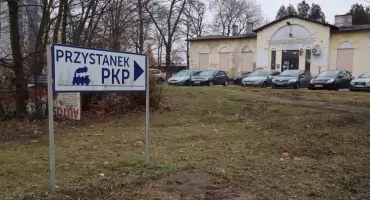 Plac przed budynkiem dworca Łowicz Przedmieście zostanie przebudowany. Miasto szuka wykonawcy (foto)