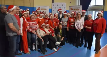 Seniorzy z ŁUTW ponownie asystentami Mikołaja. Trwa pakowanie paczek dla najmłodszych (foto)