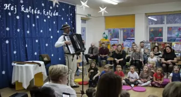 Kolędowanie z Góralem Szczepanem w Przedszkolu nr 5 w Łowiczu (foto, film)