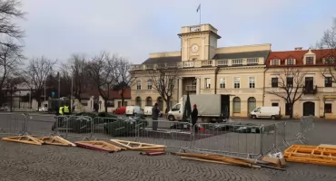 Łowicz. Trwa montaż sztucznej choinki i drewnianych domków na Starym Rynku (foto, film)