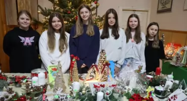 Świąteczny kiermasz w łowickiej Dwójce. SP nr 2 zbiera fundusze na ważny cel! (foto)