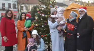 Dzieci ze Żłobka rozpoczęły świąteczne dekorowanie Starego Rynku (foto)